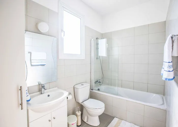 Mesogeios Me25 فيلة *