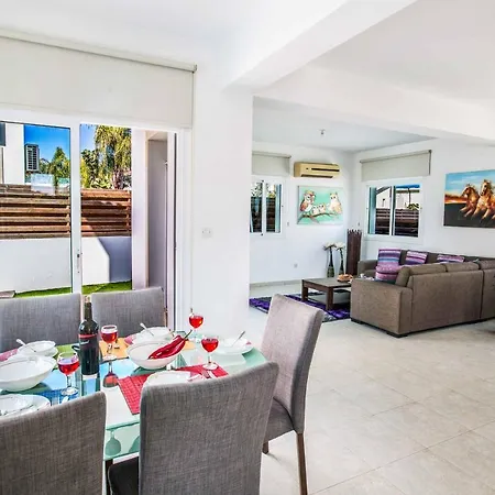 Villa Mesogeios 25 *